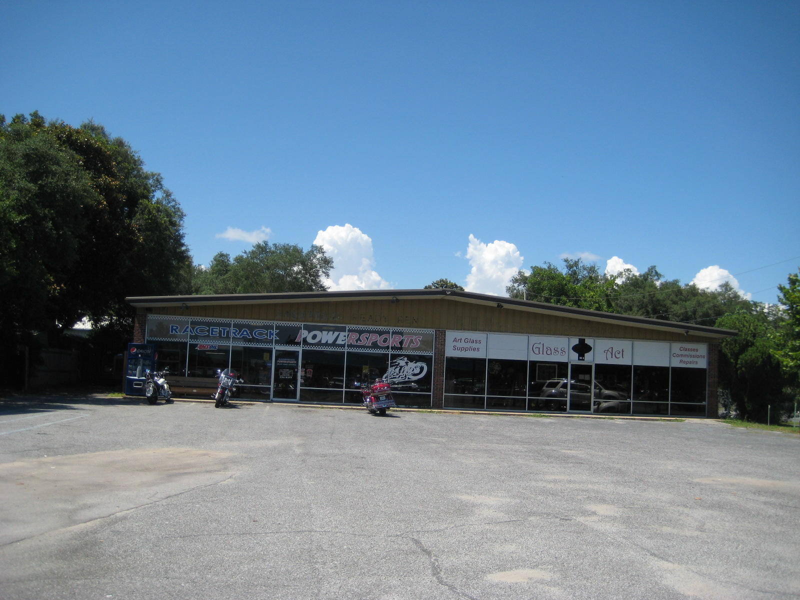 PRICED TO LEASE! THIS OPEN RETAIL UNIT HAS GREAT VISIBILITY ON RACETRACK RD..2000SF OF HVAC RETAIL SPACE HAS A BATHROOM, SMALL OFFICE WITH WINDOW TO SHOWROOM, SINK, SECURITY SYSTEM, LARGE SALES COUNTER, AND CABLE LINES FOR TV/INTERNET USE..UNIT ALSO HAS 1200SF OF STORAGE/WHSE IN BACK..BACK AREA INCLUDES SEPARATE ROOM WITH A SINK, SHOWER, AND WINDOW AIR CONDITIONER..WHSE HAS A BATHROOM AND A UTILITY SINK..PROPERTY HAS LARGE FENCED YARD AREA IN REAR..SIGNAGE LOCATED ON RACETRACK RD..NOT A TRIPLE NET LEASE..