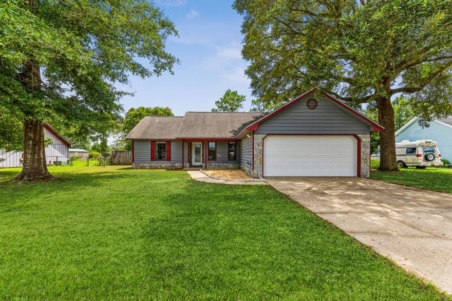 This quaint home in South Crestview is ready for a new owner! The open kitchen and dining area look out over the living room and the expansive back yard! Sitting on nearly .5 acre of flat land, the possibilities are endless! Updates include fresh paint, newer carpets, kitchen backsplash, and a NEW ROOF coming before closing! Schedule your showing today!