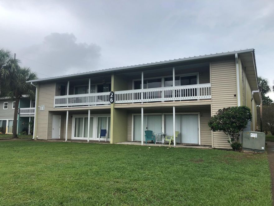 Affordable, Two bedroom Condo. Washer/dryer hook up. Centrally Located in The Heart of Destin. Close to Beaches, Restaurants, Shopping & Entertainment. Amenities include: 3 Pools, Tennis,Out Door Grills, Community Room, Buyer to verify any & all dimensions