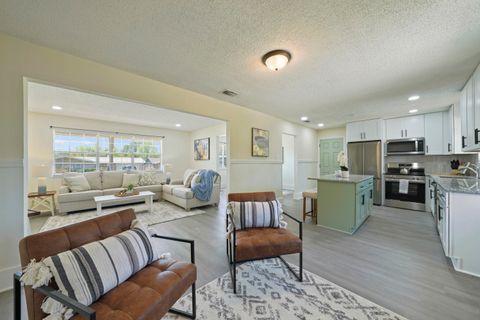 Photo of 15 Lakeview Drive, Mary Esther, FL 32569 (MLS # 991020)