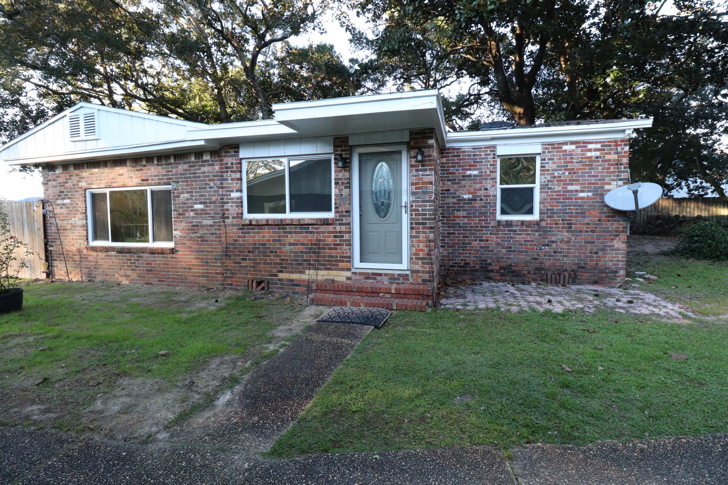 Excellent Investment Opportunity in Fort Walton Beach, FL!This property offers a rare chance to own three separate, independent structures, all situated on over one acre of prime real estate. Located in the highly sought-after area of Fort Walton Beach, these buildings provide multiple income-generating possibilities--making it an ideal investment for savvy buyers.Whether you're looking to add to your portfolio or start a new venture, this is an opportunity you won't want to miss!Schedule your showing today and explore the potential this property has to offer.