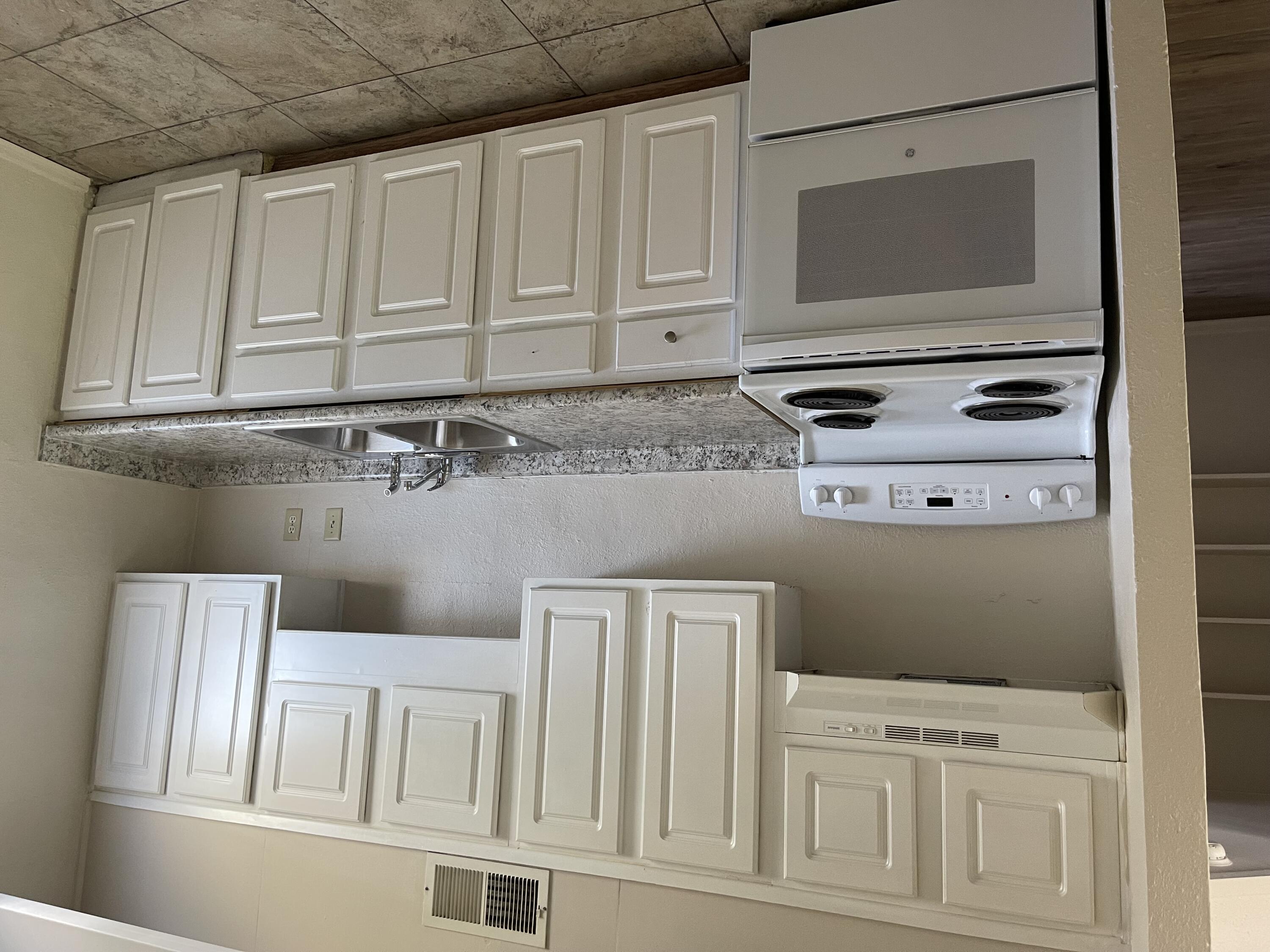 Located in Fort Walton Beach, Rene Lynn apartments have both 1 and 2 bedroom units. These units are spacious and the building is fully concrete.