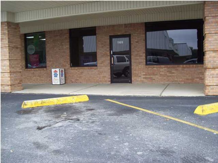 Great commercial space in the heart of the city. Great parking and Hwy 20 Access