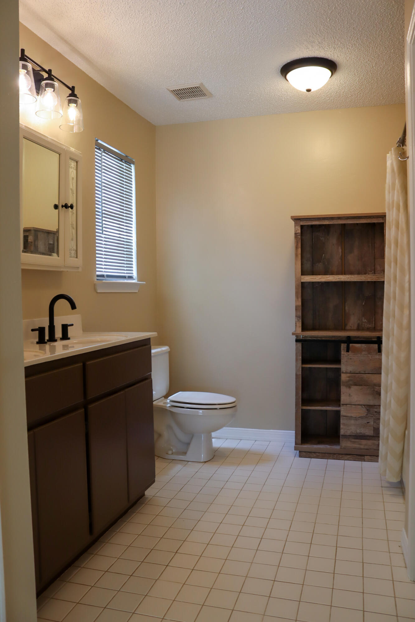 Hollyrod Park - Residential Lease