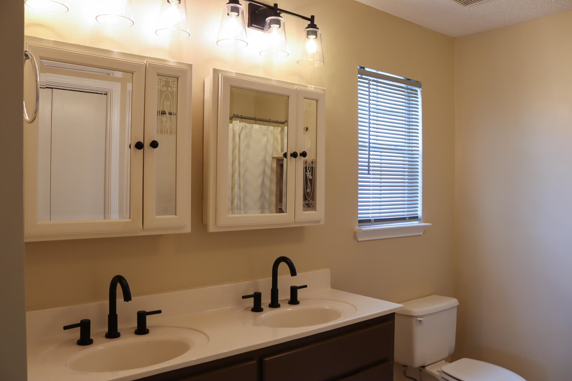 Hollyrod Park - Residential Lease