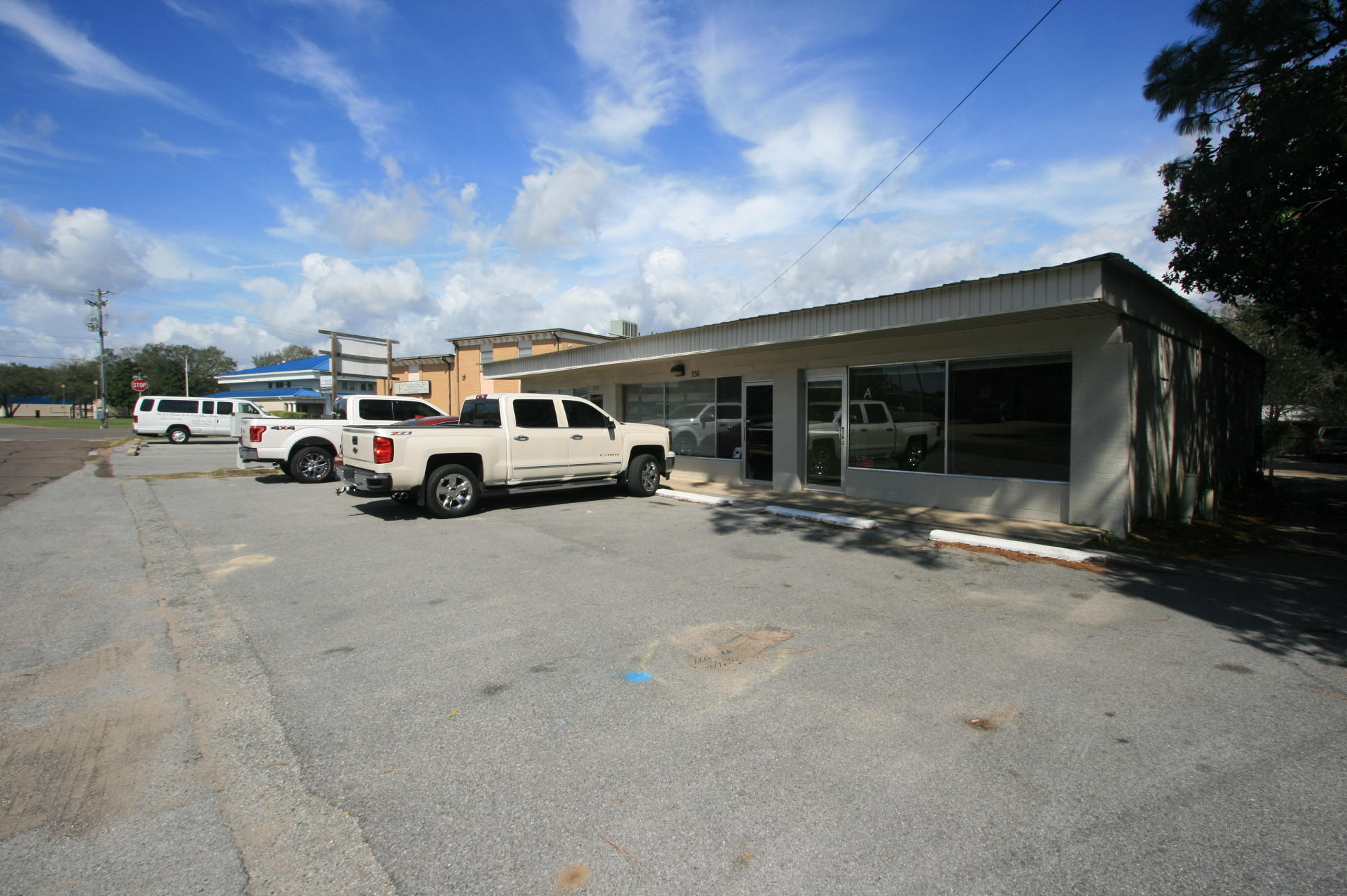 Open floor plan. Property could be converted to office. This space was formally a ceramic studio. Space has very limited parking especially during the day time. Only 2 Parking spaces