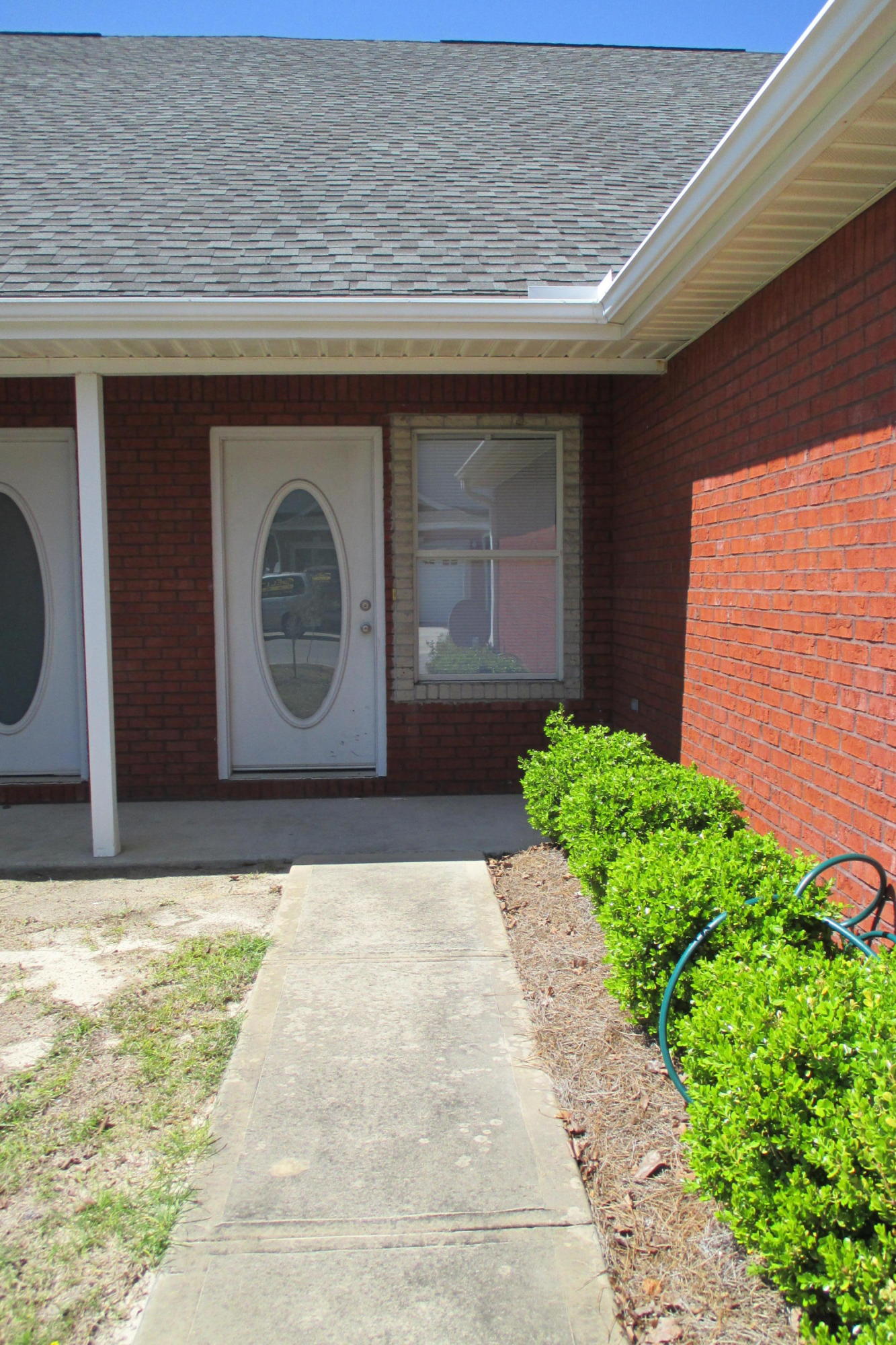 Master bedroom downstairs. Kitchen has bar and eat-in area. Plenty of storage and open floor plan. Close to shopping, schools, and Destin's beautiful beaches.