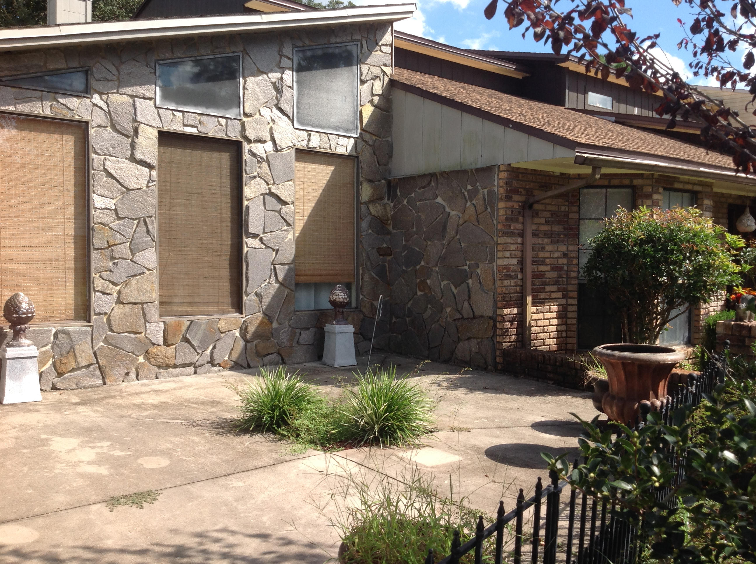 DONLABROOK GARDYNS - Residential Lease