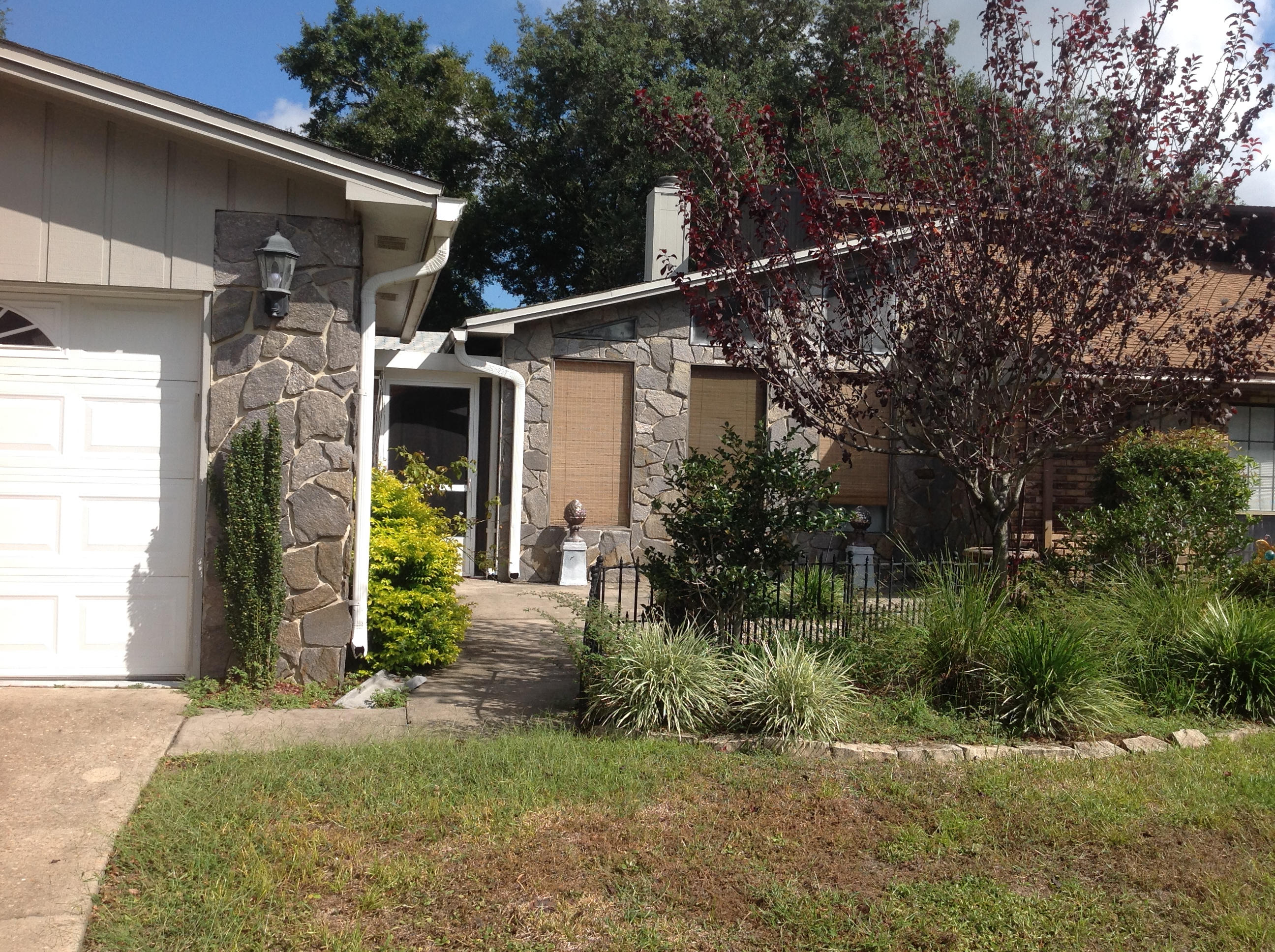 DONLABROOK GARDYNS - Residential Lease