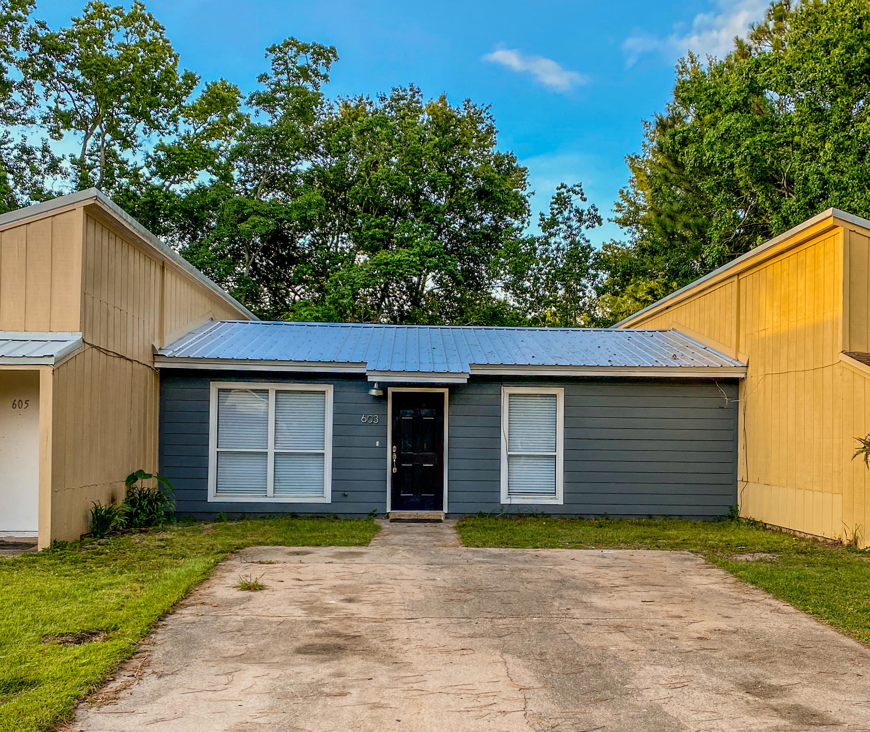 Middle unit with tile floors, fenced in back yard, situated on a culdesac. Attached exterior laundry room. 2 bed/1Bath with patio doors off eat in kitchen area.
