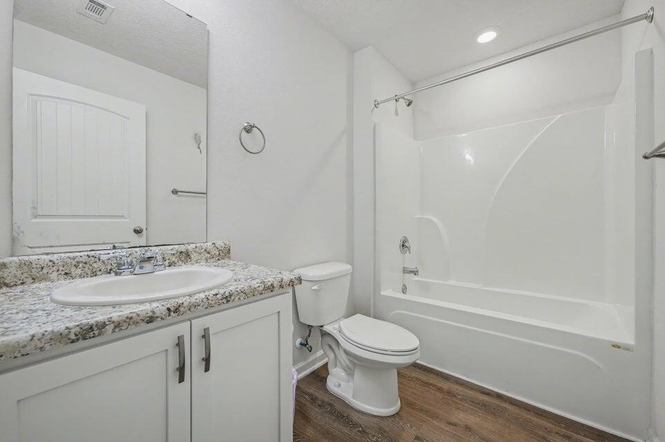 LAKERIDGE EST - Residential Lease