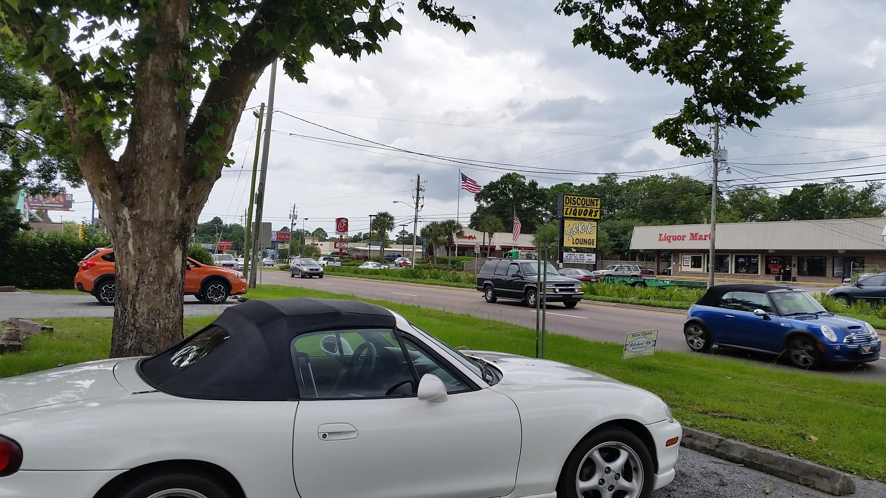 Main image without alt text