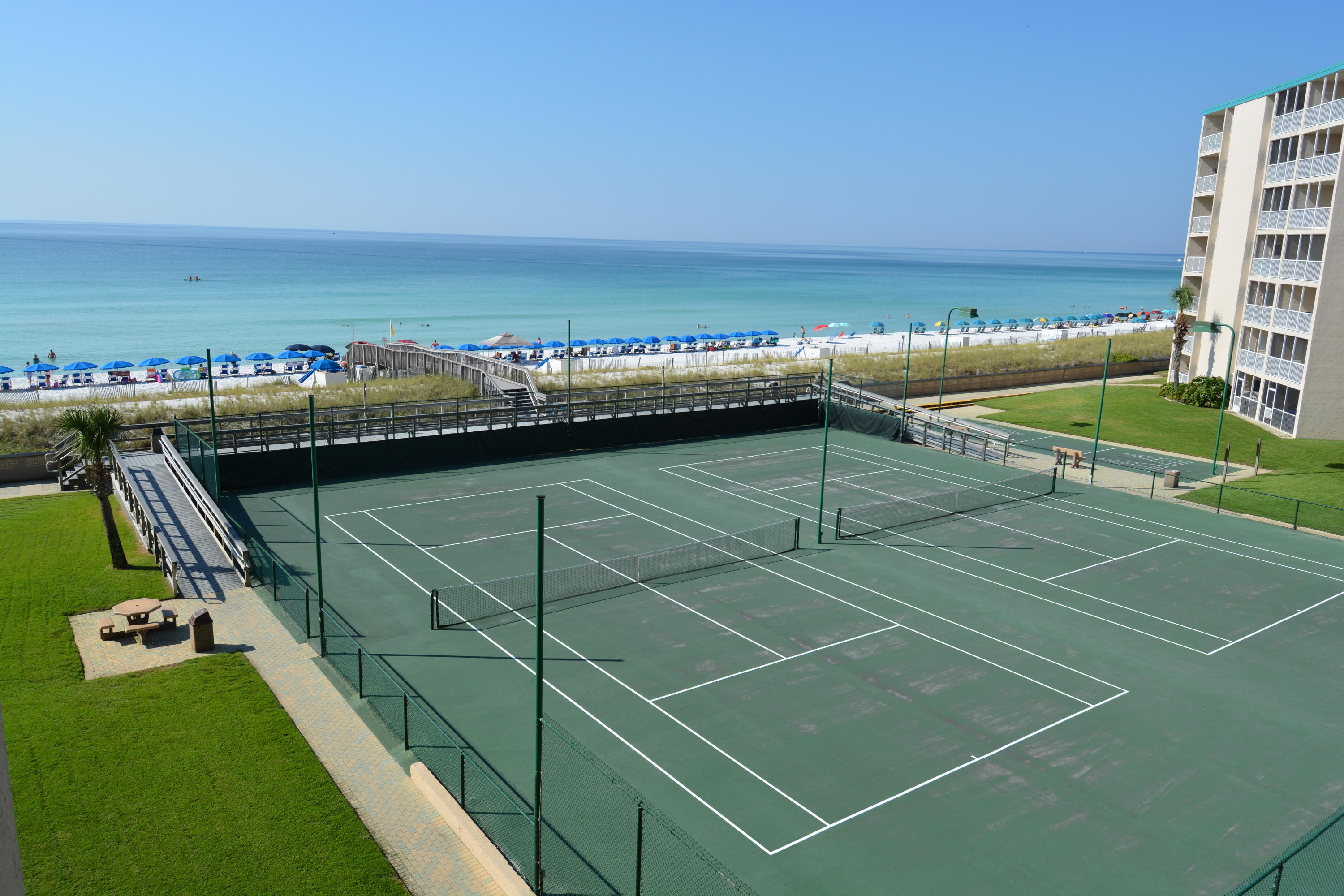 HOLIDAY SURF & RACQUET CLUB - Residential