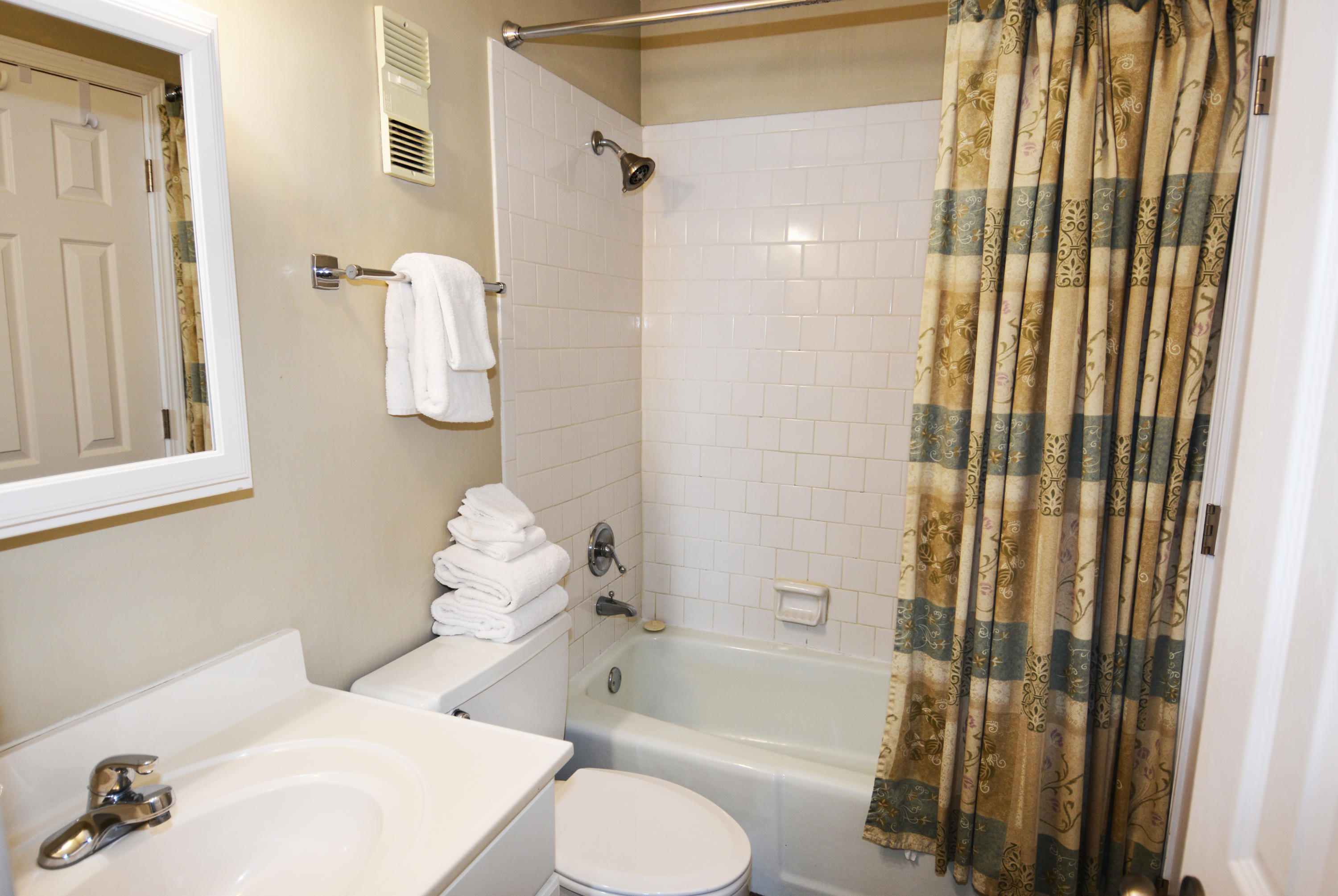 HOLIDAY SURF & RACQUET CLUB - Residential