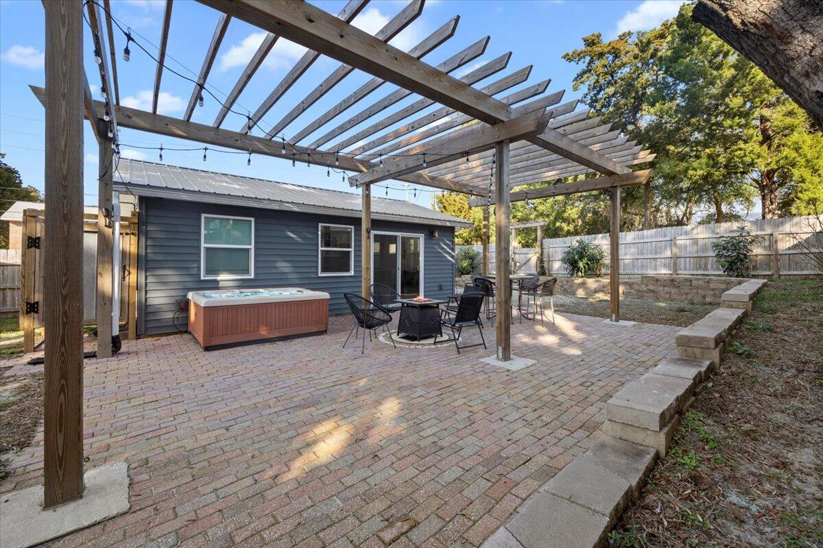 ELLIOTTS POINT - Residential