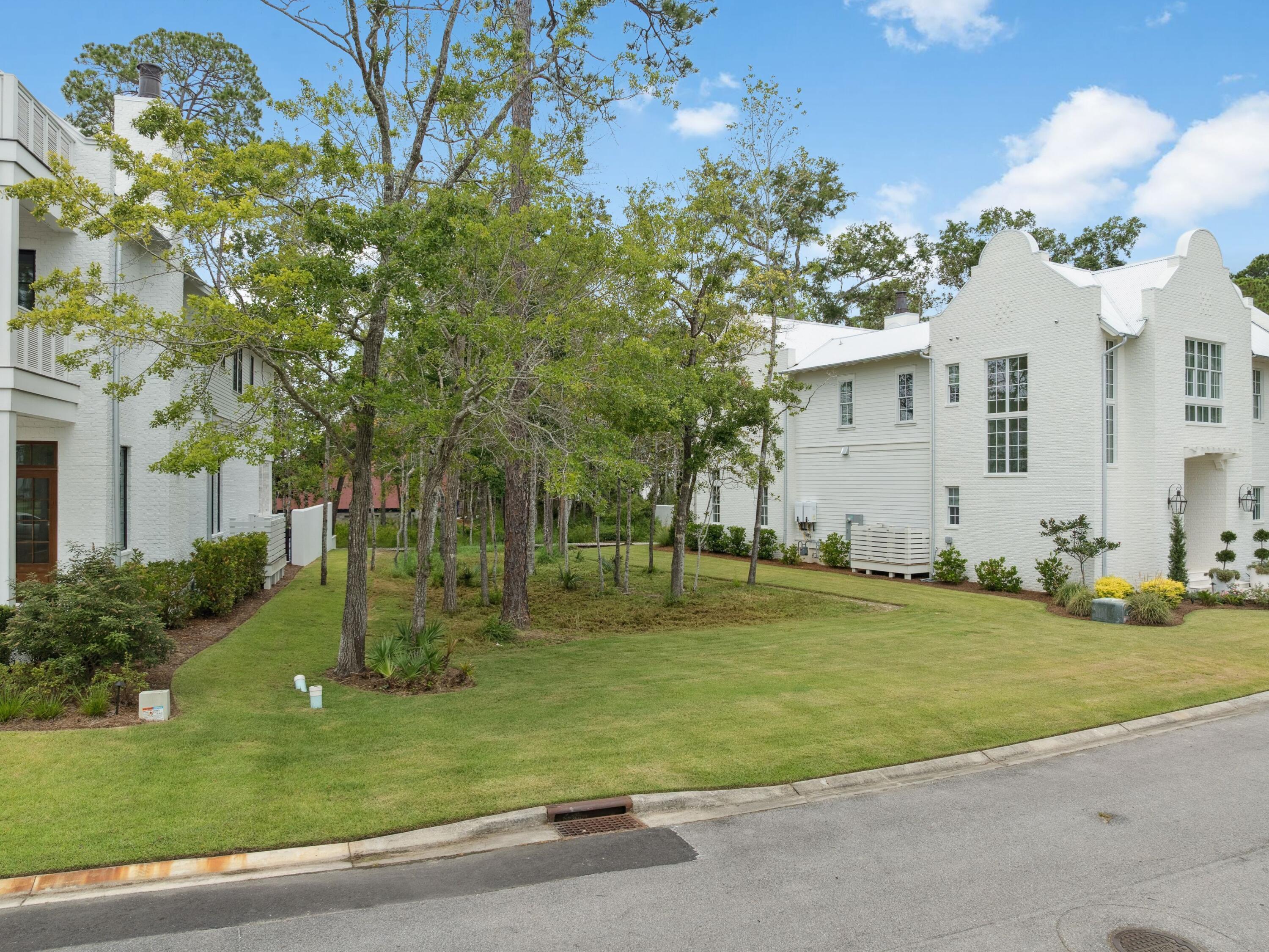 CHURCHILL OAKS - Land