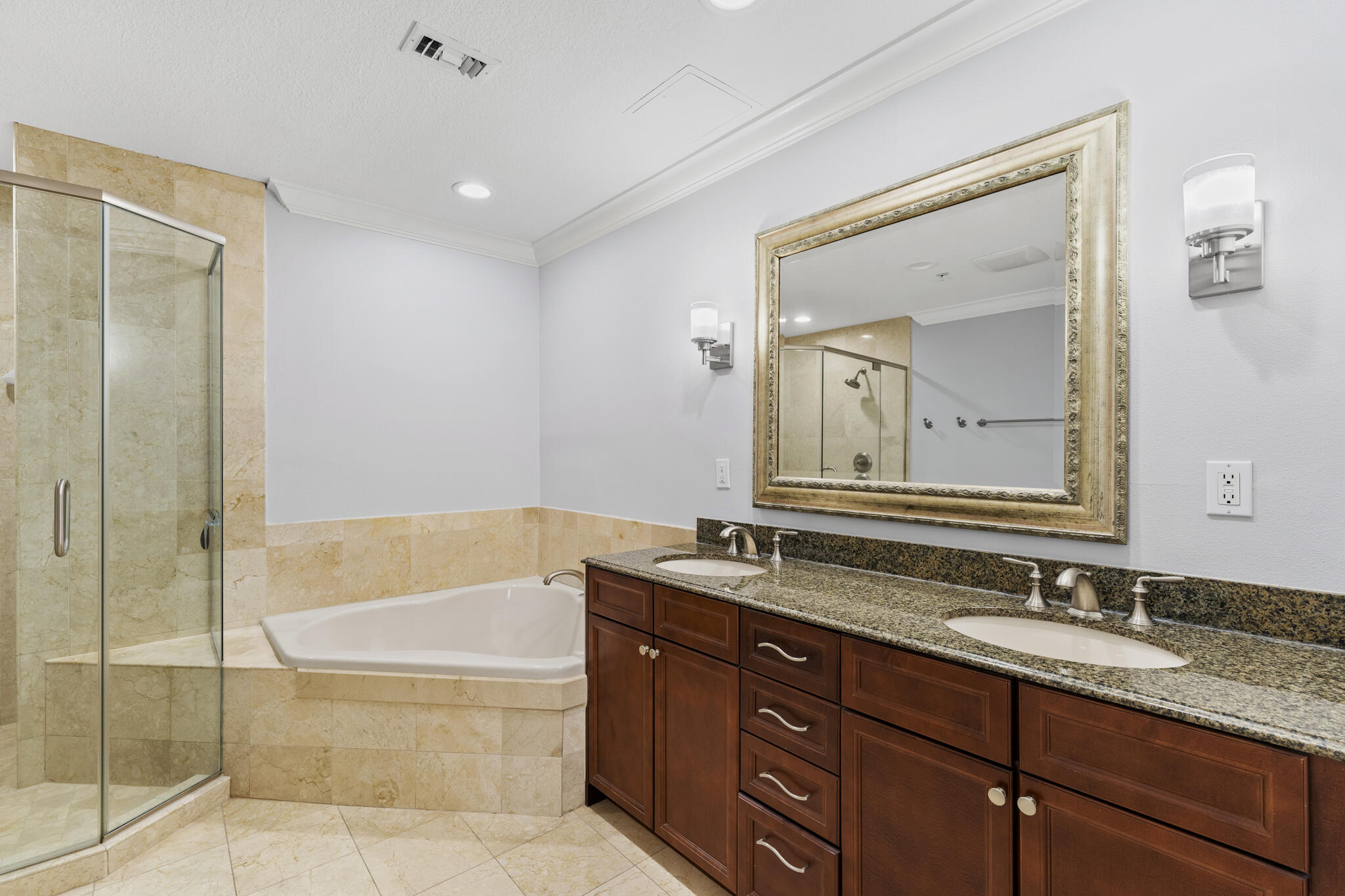 EMERALD GRANDE - Residential