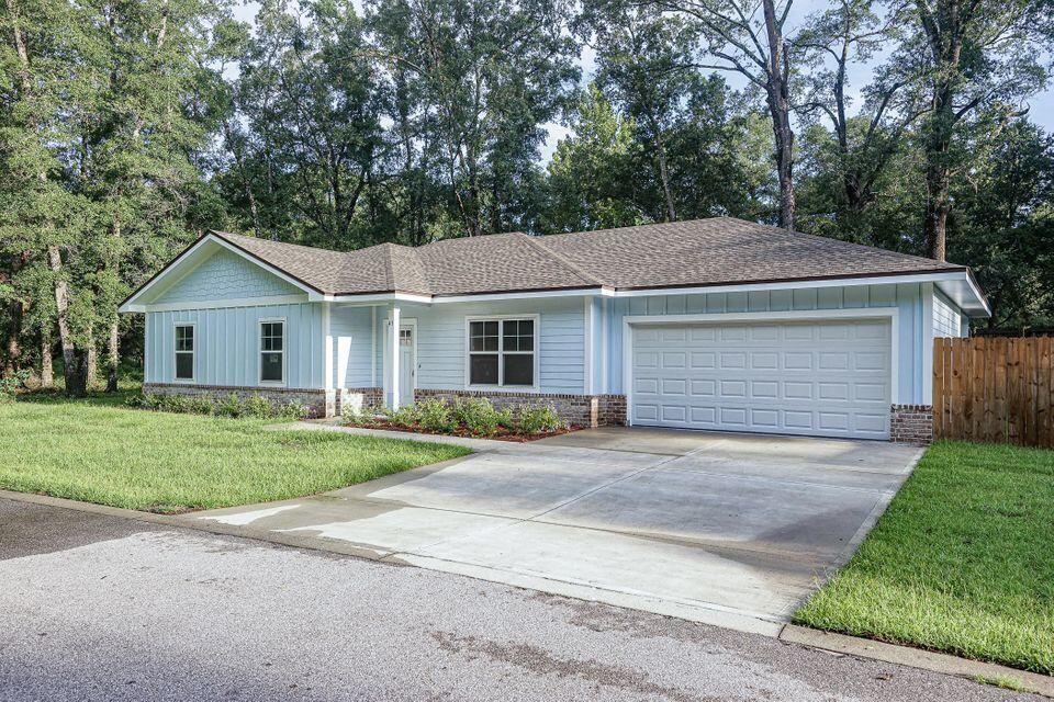 New home in small neighborhood centrally located close to several boat ramps, sports complex, hard ware store, and grocery store. Large living area and large master bedroom. Quick access to Hwy. 331 and Hwy. 20. Pictures are from a previous build with similar floorplan. Less than 30 days till construction will be fully completed.
