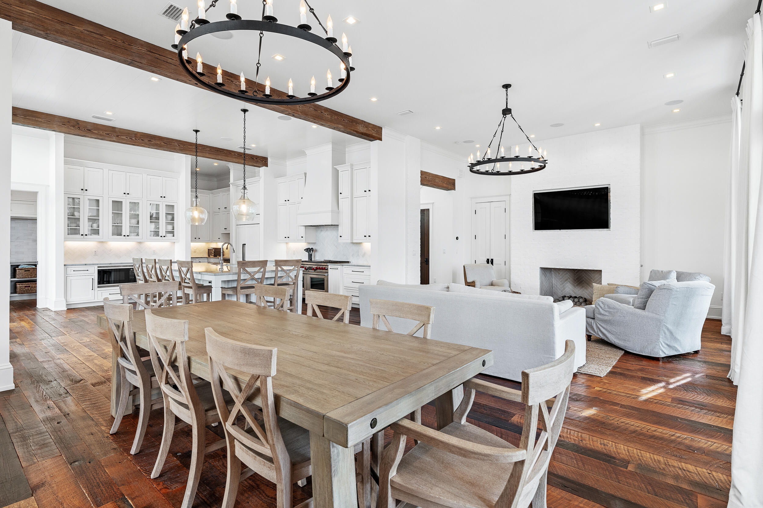 CHURCHILL OAKS - Residential