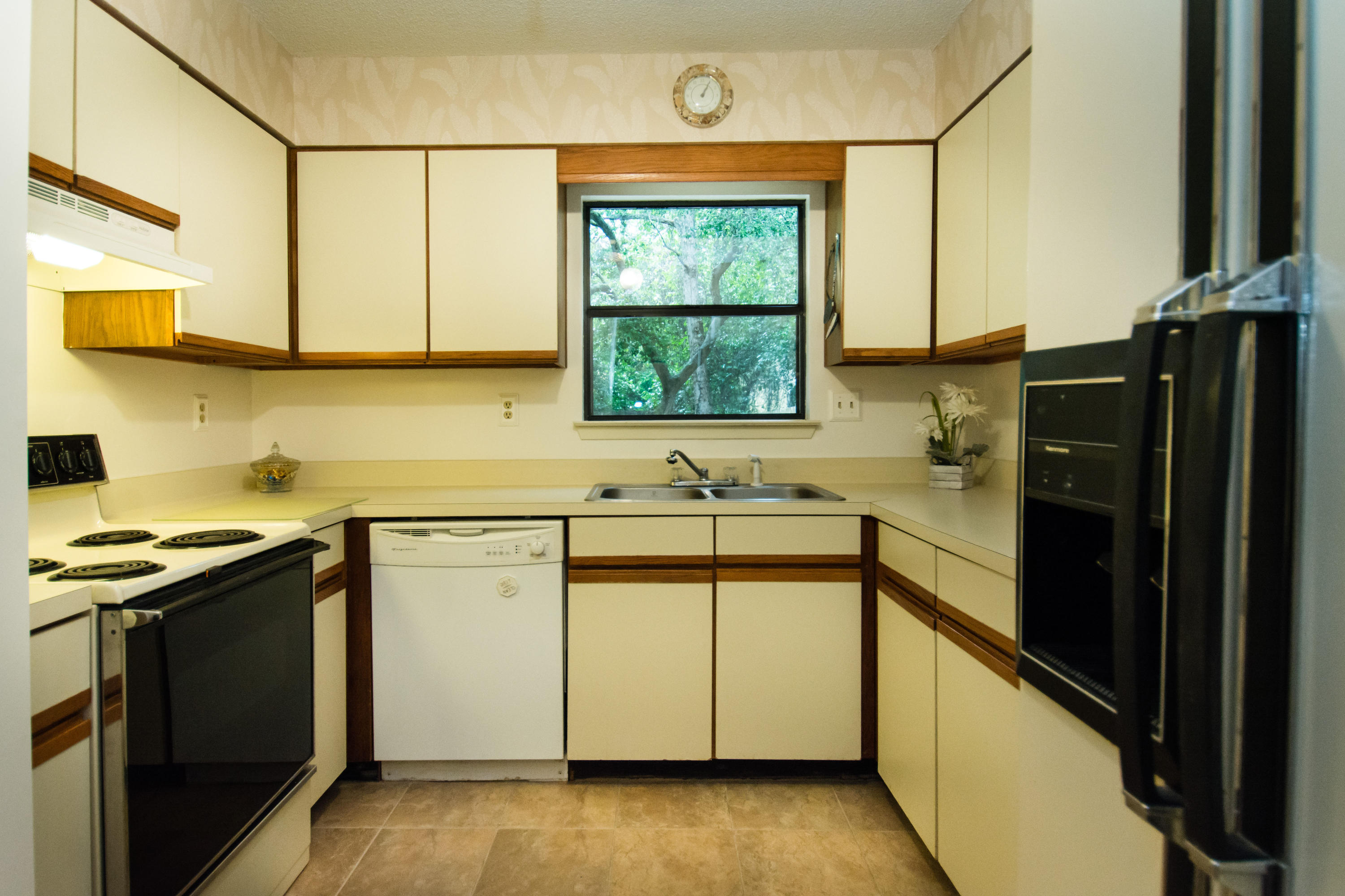 COLONIAL WOODS T/H - Residential