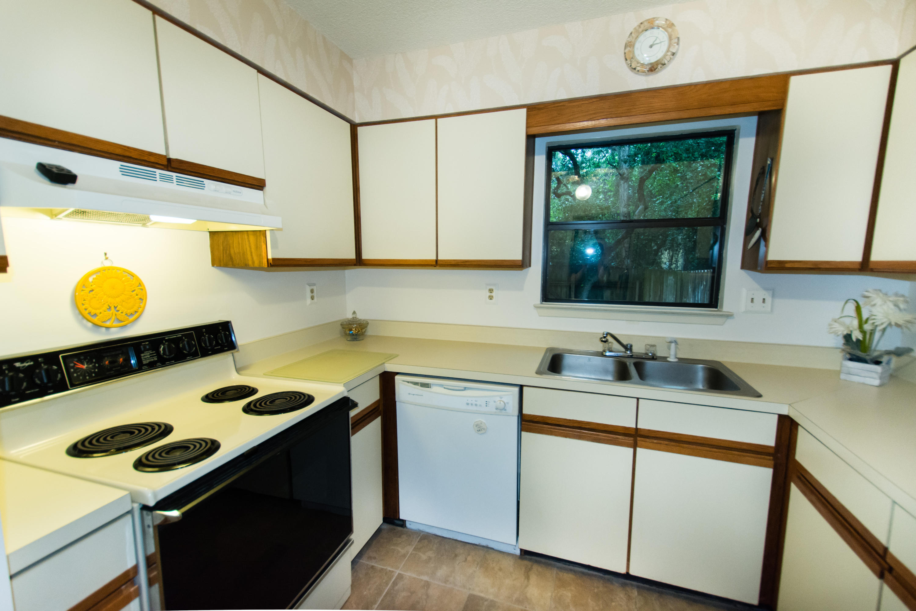 COLONIAL WOODS T/H - Residential