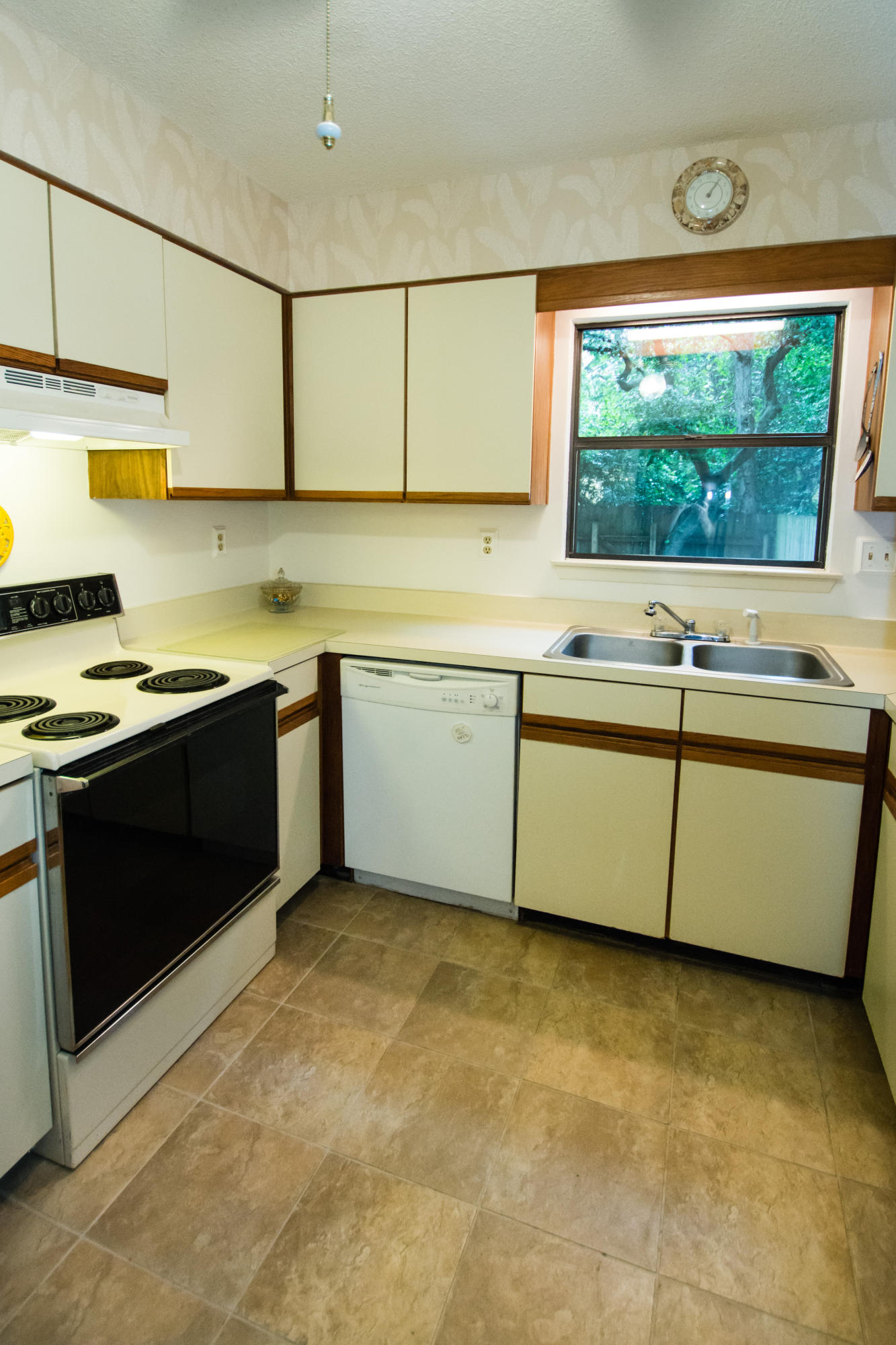 COLONIAL WOODS T/H - Residential