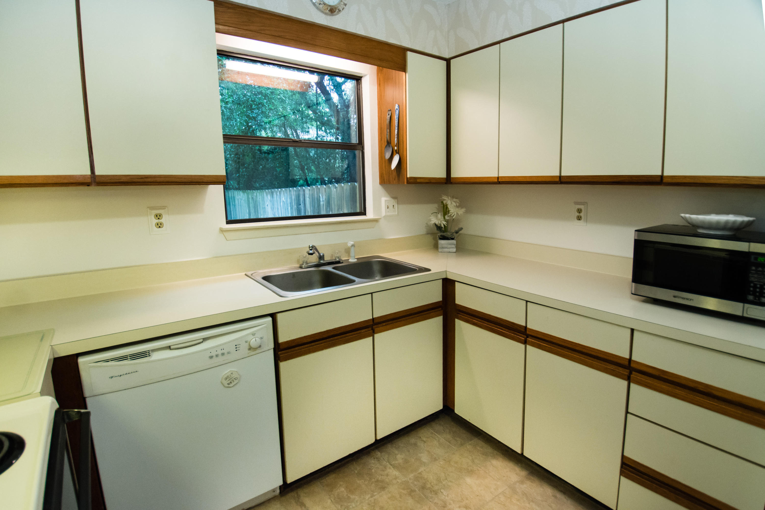 COLONIAL WOODS T/H - Residential