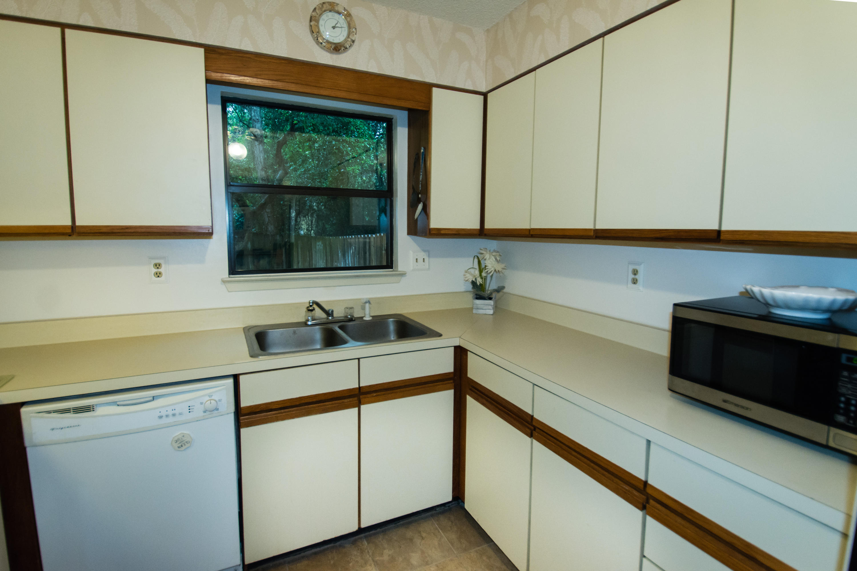 COLONIAL WOODS T/H - Residential