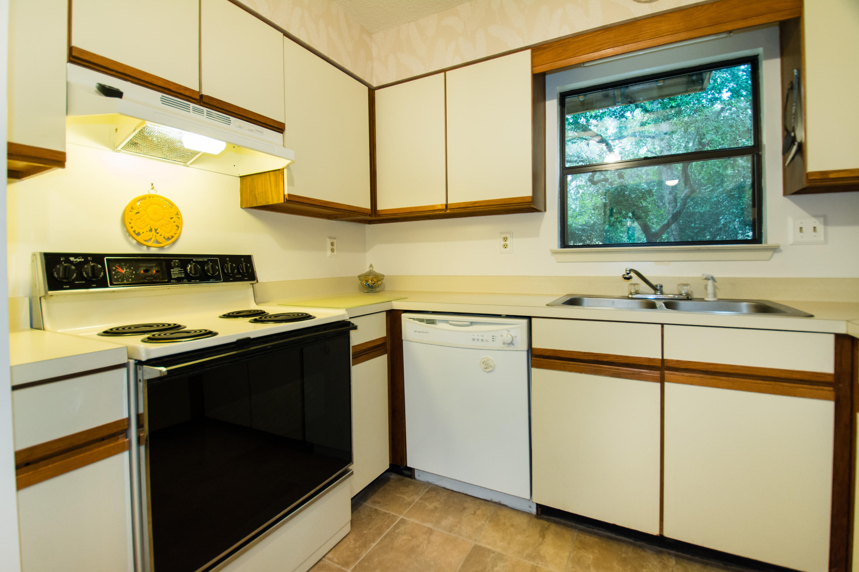 COLONIAL WOODS T/H - Residential