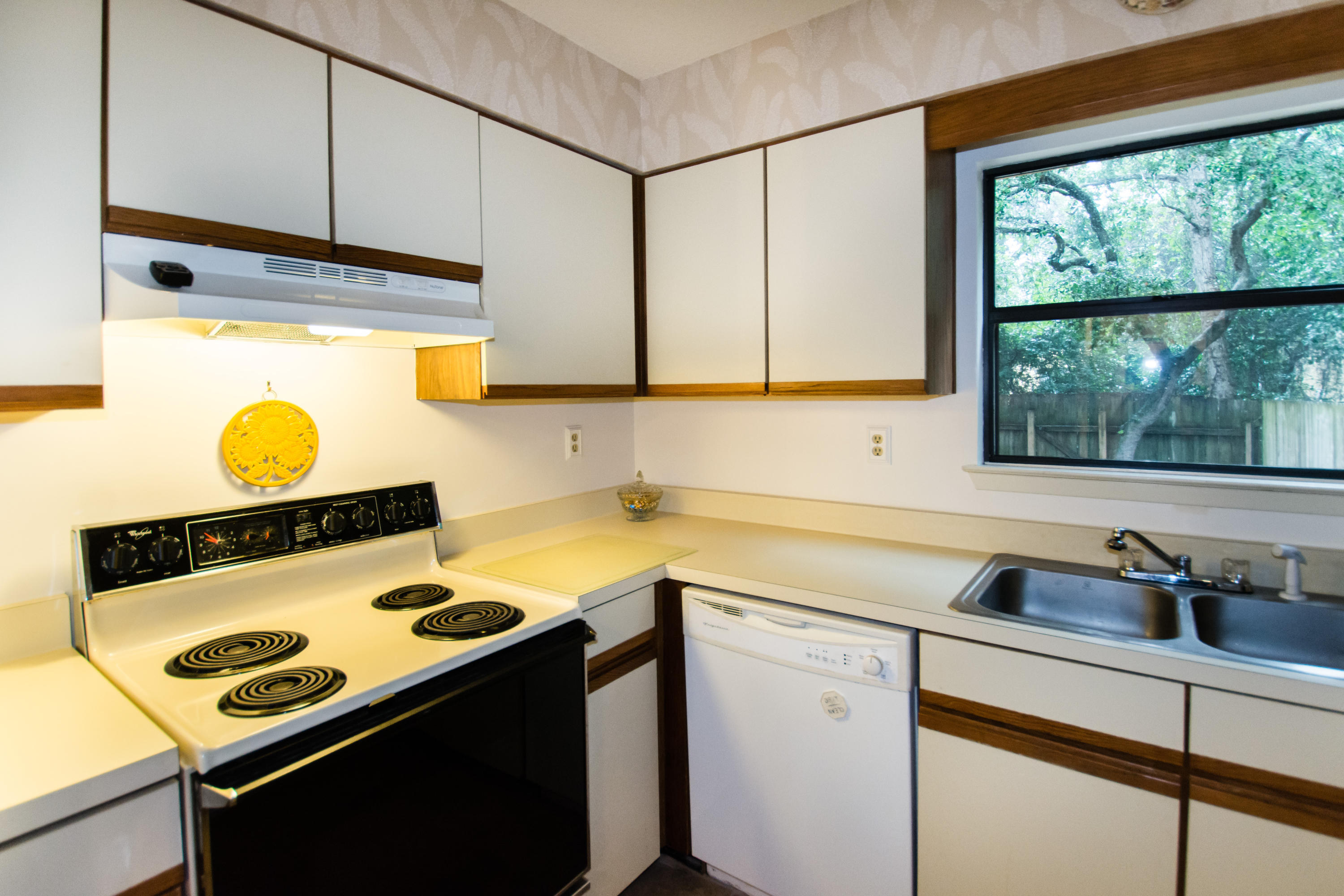 COLONIAL WOODS T/H - Residential