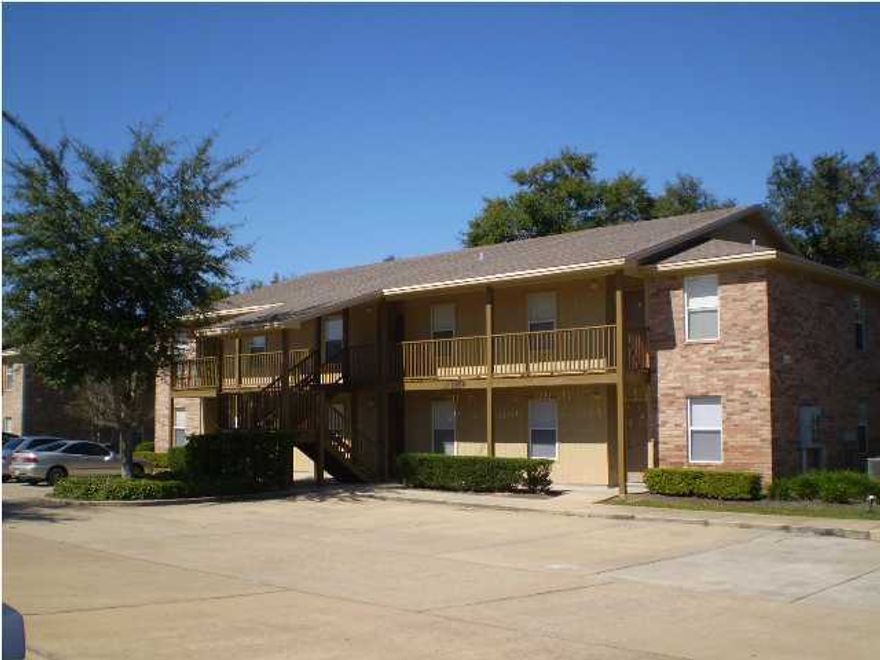 DELIGHTFUL 2 BEDROOM 2 BATH APARTMENT. GREAT SIZE UTILITY ROOM. OPEN FLOORPLAN LOTS OF LIGHT. CALL TODAY FOR AN APPOINTMENT TO VIEW.