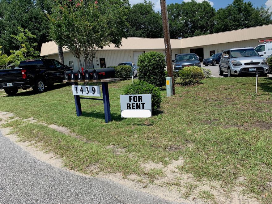 Great warehouse/ flex space that is located in Niceville. The warehouse area is 675 sqft and fully air conditioned. Unit B has one regular door, one roll up door (12'x10'), and one bathroom.