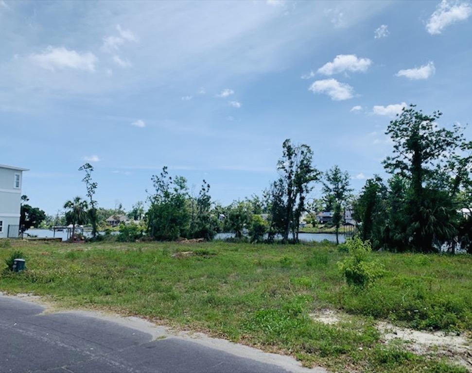 La Paloma on the Water - Land