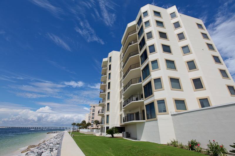 WATERVIEW TOWERS YACHT CLUB - Residential