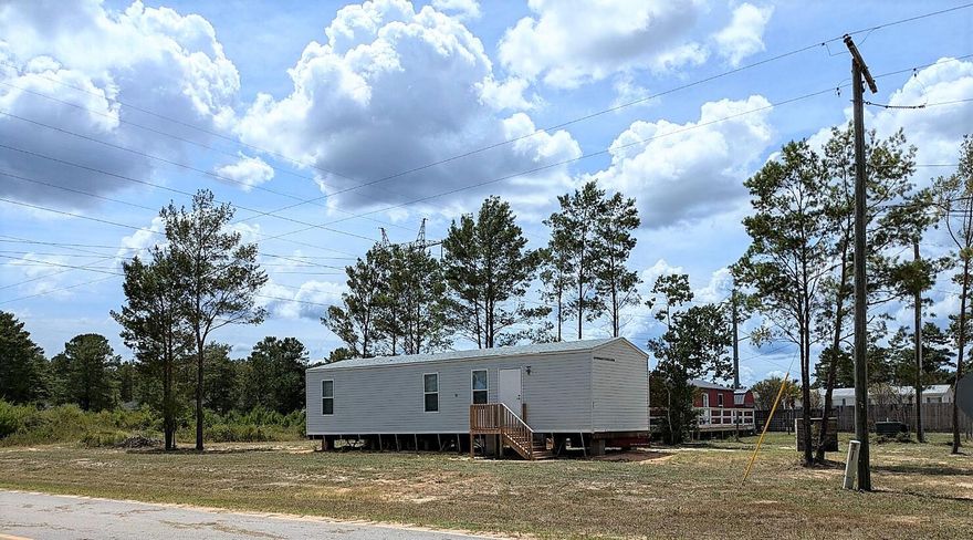 Super nice fully furnished mobile home. NEW WELL.  NEW SEPTIC. NEW DECKGreat location and like new mobile home with handicap accessible bathroom.  Nice country living with great location close to Niceville, Defuniak Springs, Crestview and the beautiful beaches of Destin.  Large NEW deck on the back side.  Cash Sale or 21st Mortgage financing. https://www.21stmortgage.comSkirting installation to be done soon.
