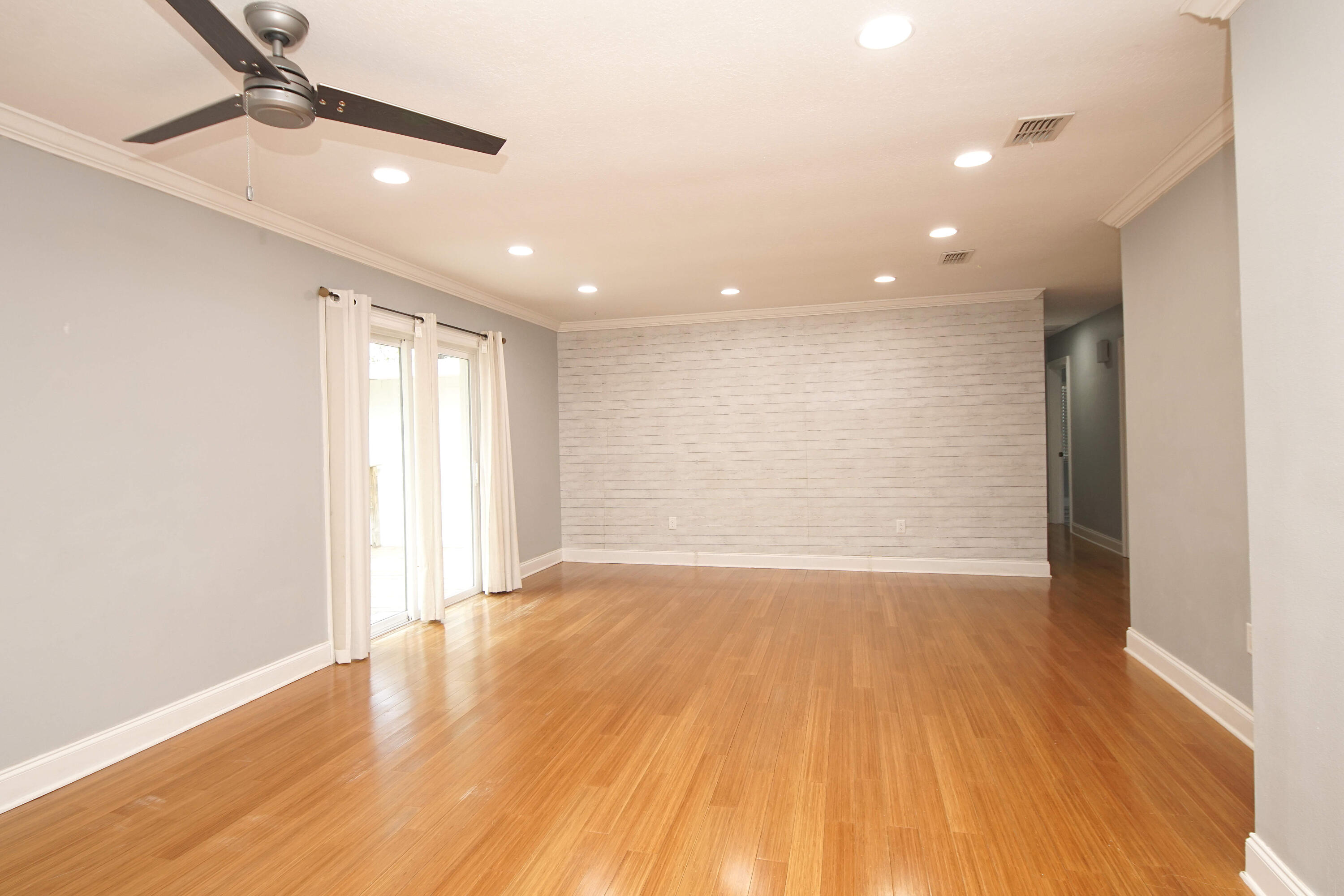 PINE LAKE S/D LOT 33 BLK B - Residential