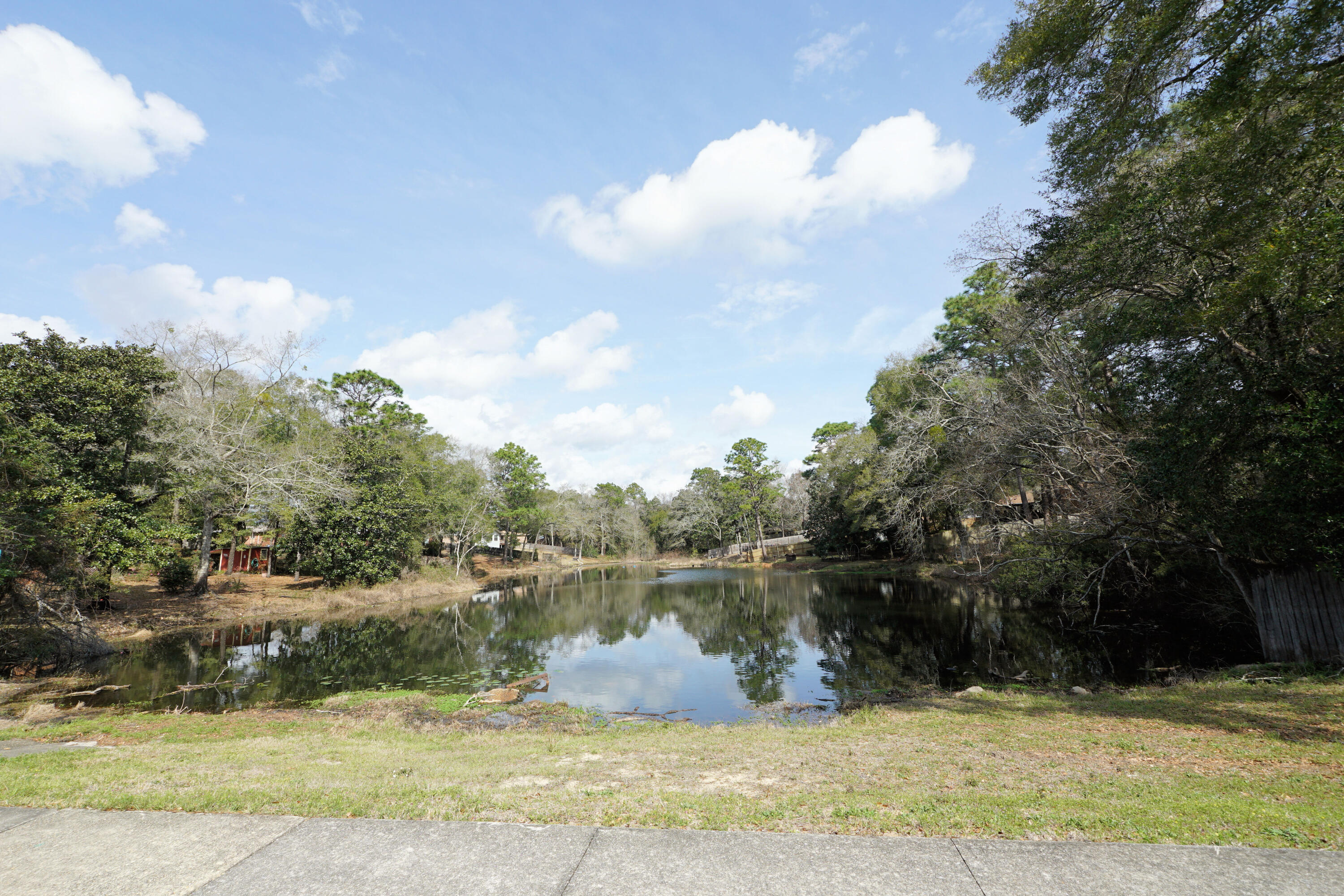 PINE LAKE S/D LOT 33 BLK B - Residential