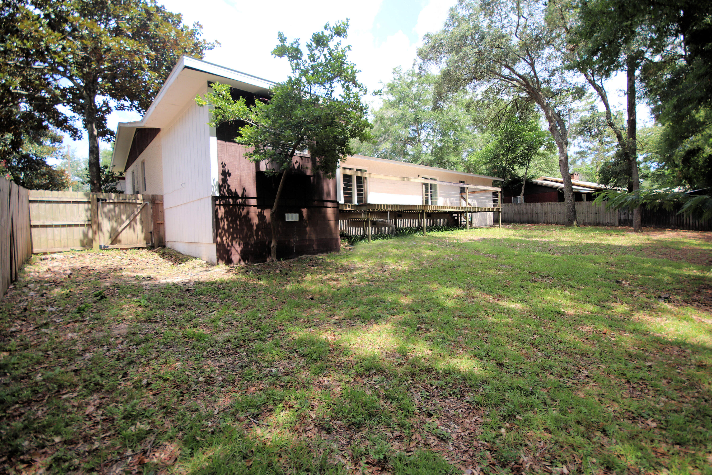 PINE LAKE S/D LOT 33 BLK B - Residential