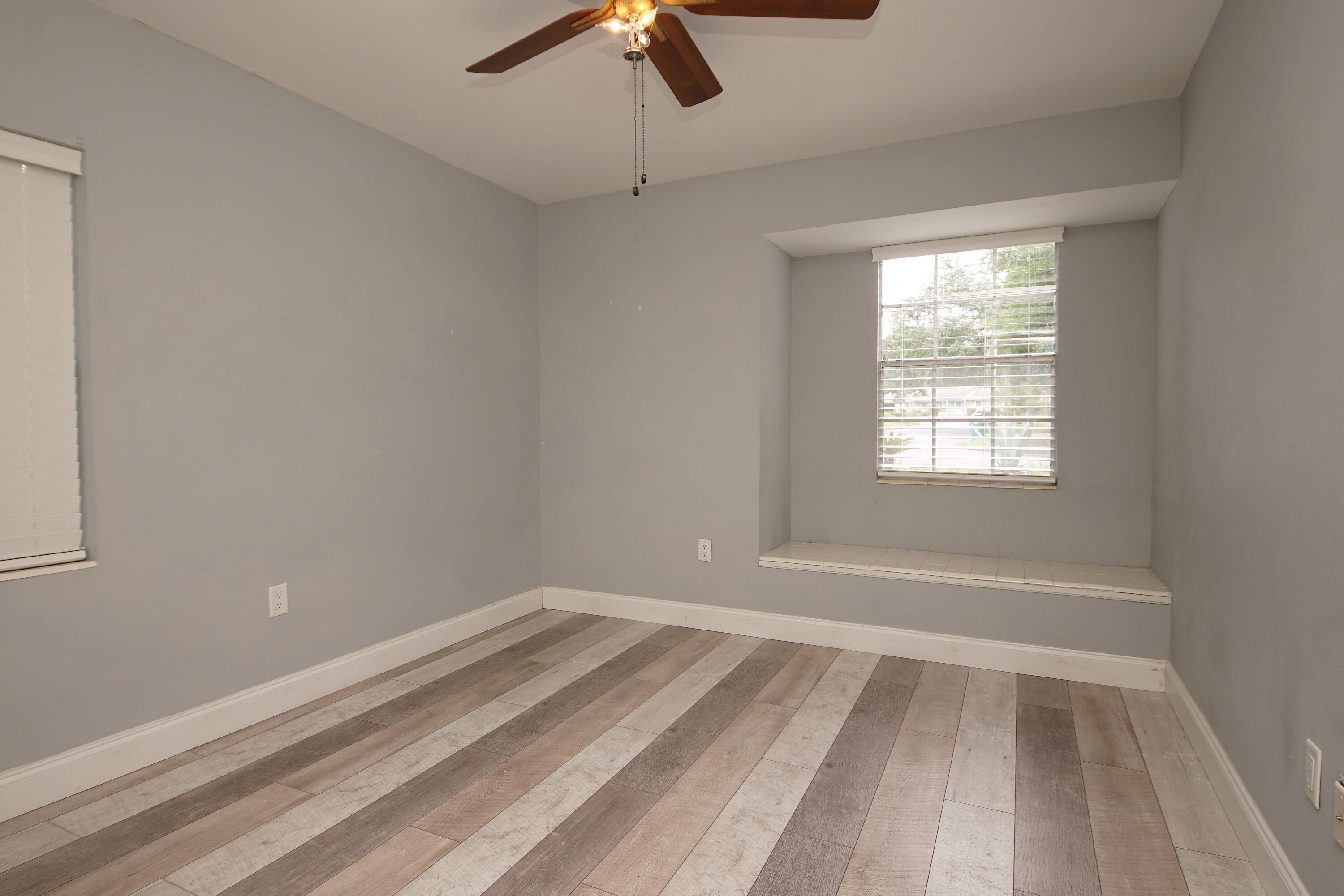 PINE LAKE S/D LOT 33 BLK B - Residential