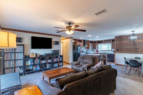 A home in DeFuniak Springs