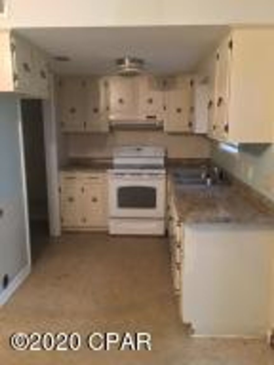 Great opportunity to own a town home in the popular area of Venetian Villas. This area is close to shopping, restaurants and schools. Great town homes...no Hoa, nice location and priced to sell.Come see!