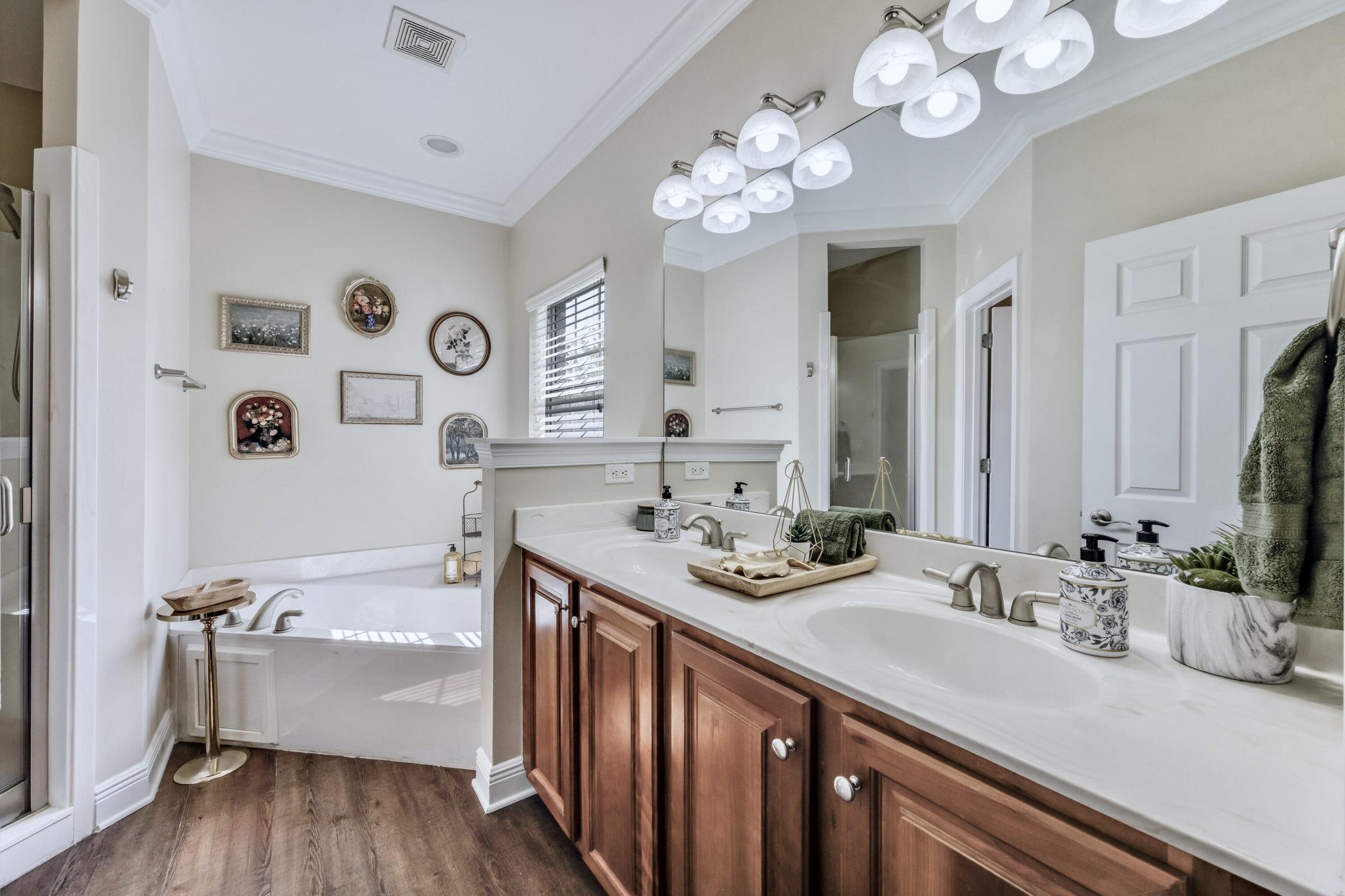 WALTON OAKS TOWNHOMES - Residential