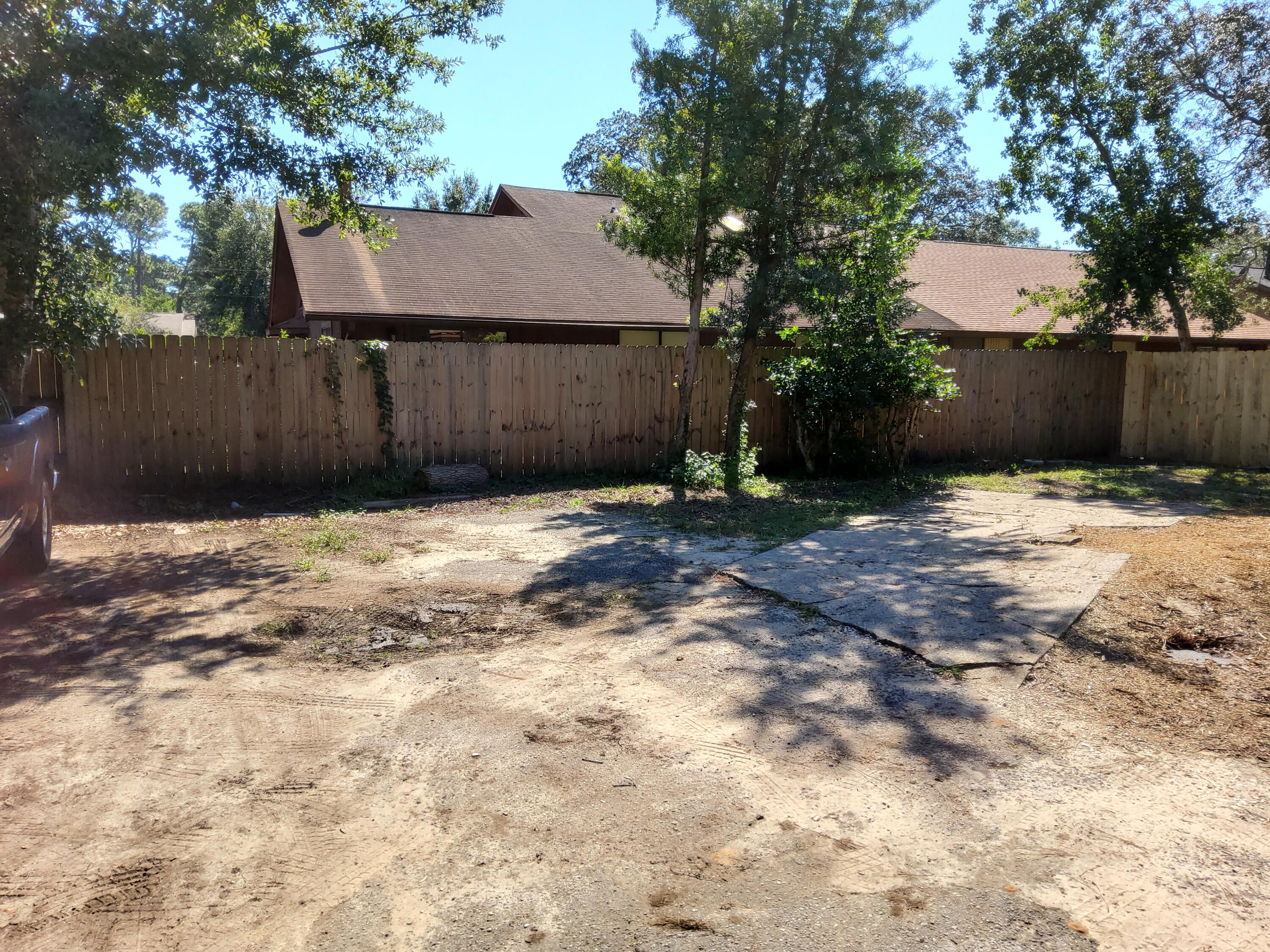 WHISPERING OAKS - Residential