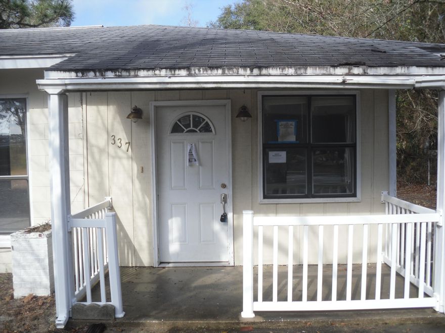 GREAT FAMILY HOME IN THE HEART OF FORT WALTON BEACH AND WITHIN WALKING DISTANCE TO EDWINS ELEMENTARY SCHOOL AND FORT WALTON BEACH HIGH SCHOOL. THIS IS A NICE FAMILY AREA AND HOME HAS FRESH PAINT AND CARPET TO GIVE IT A NICE FRESH APPEARENCE. CALL FOR YOUR APPOINTMENT TO SEE THIS HOME TODAY.