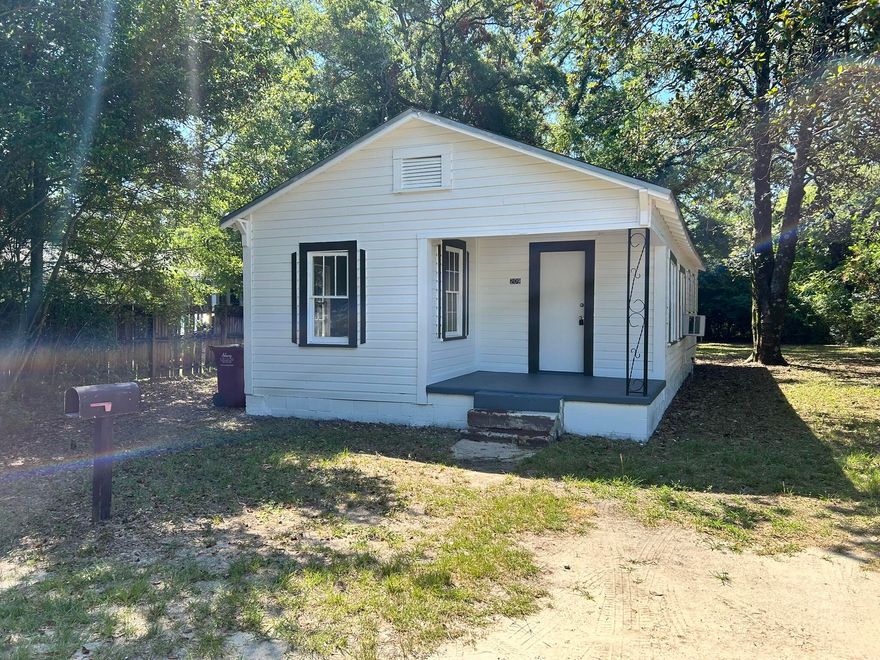 Centrally located in Crestview. This cute home has been recently updated with new paint, flooring and Heat/Air unit.