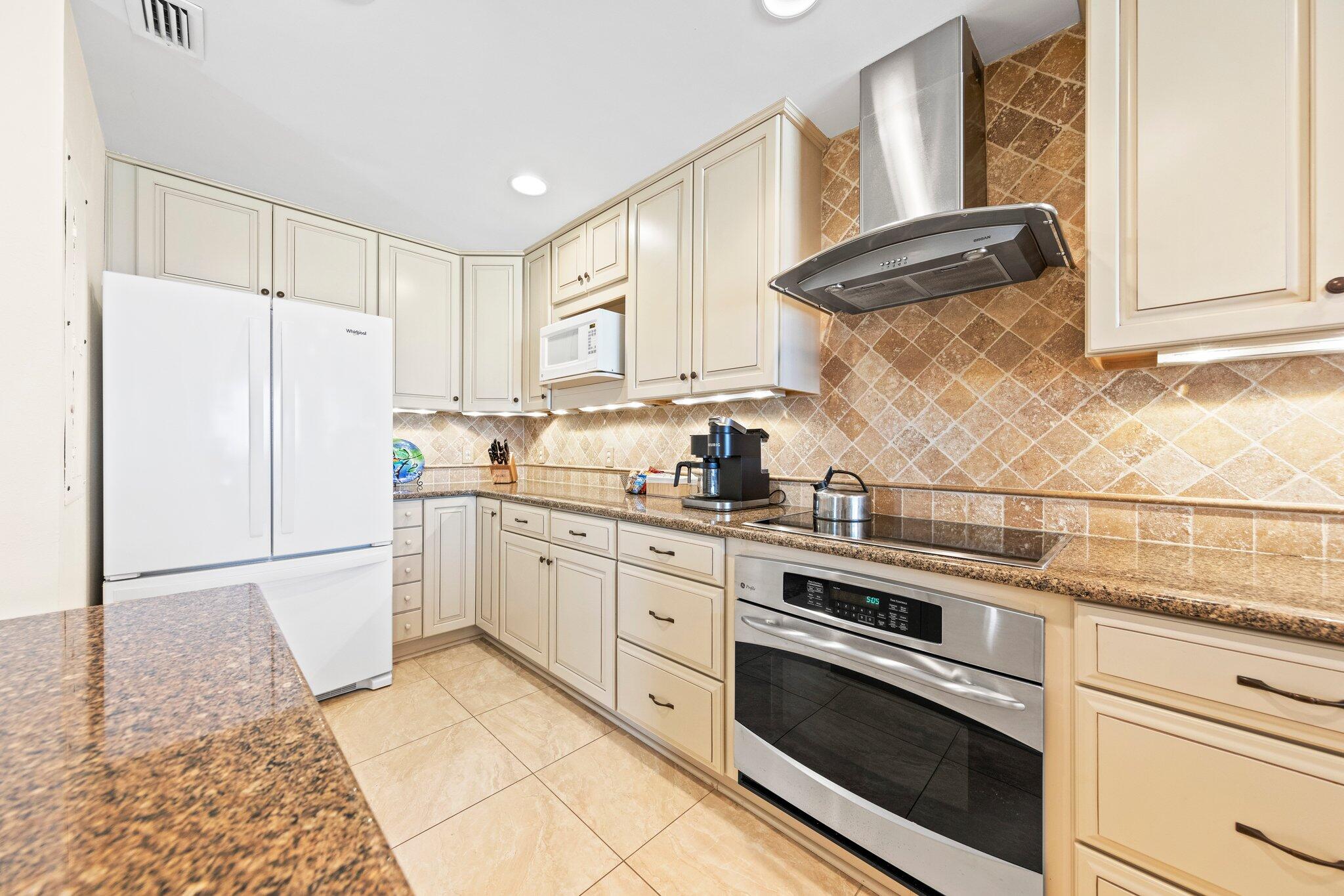 PALM COURT YACHT CLUB - Residential