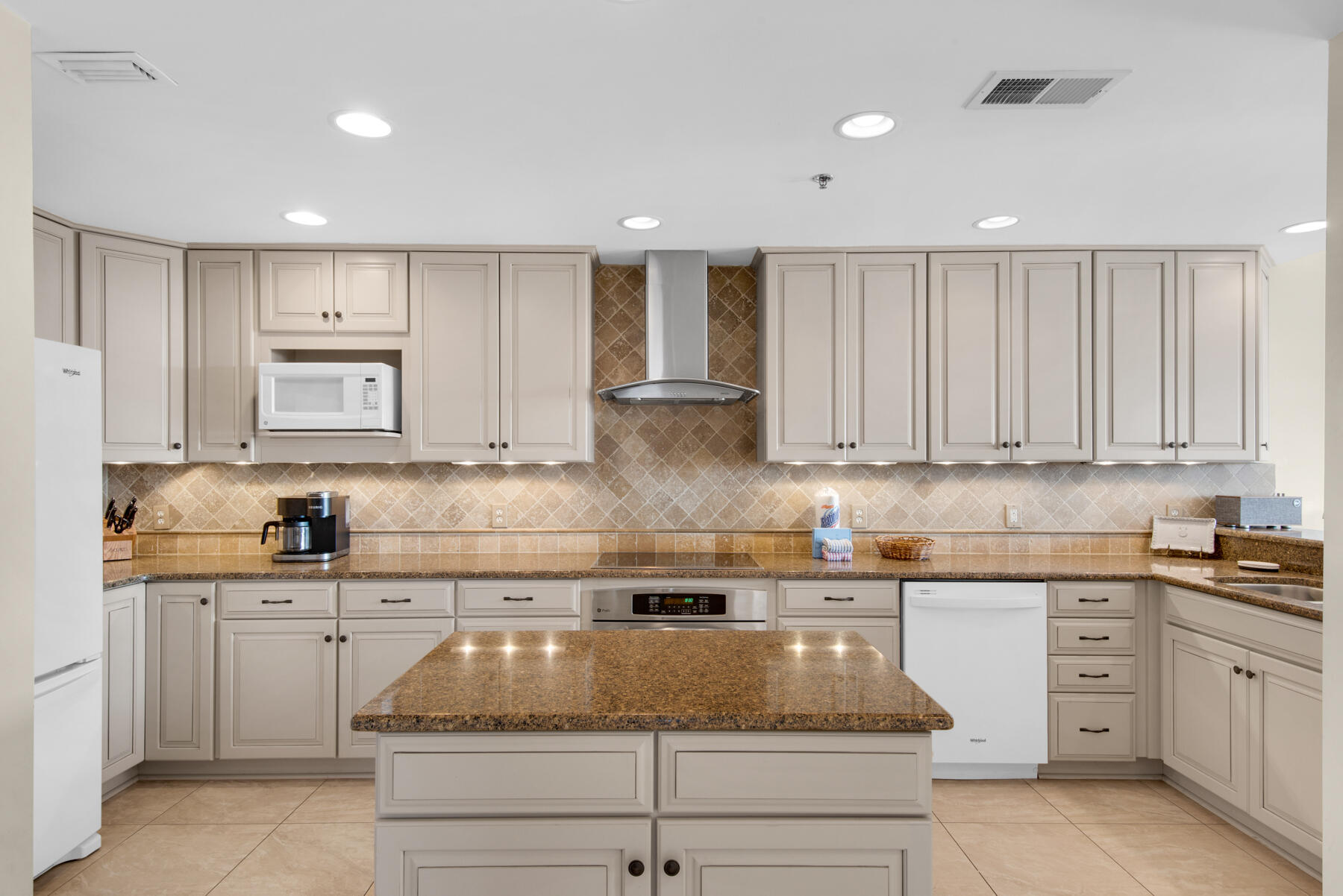 PALM COURT YACHT CLUB - Residential