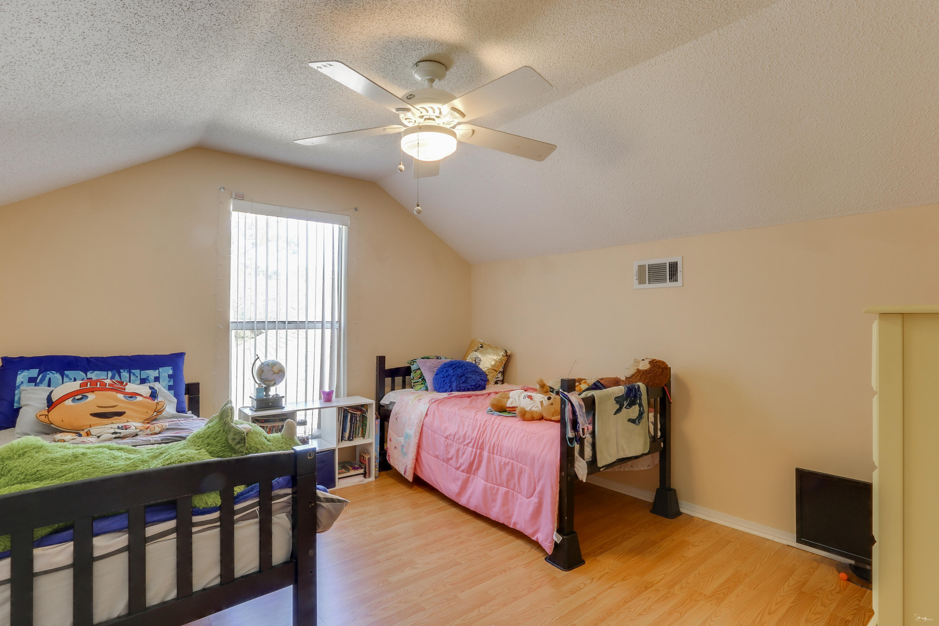 COLLEGE OAKS - Residential