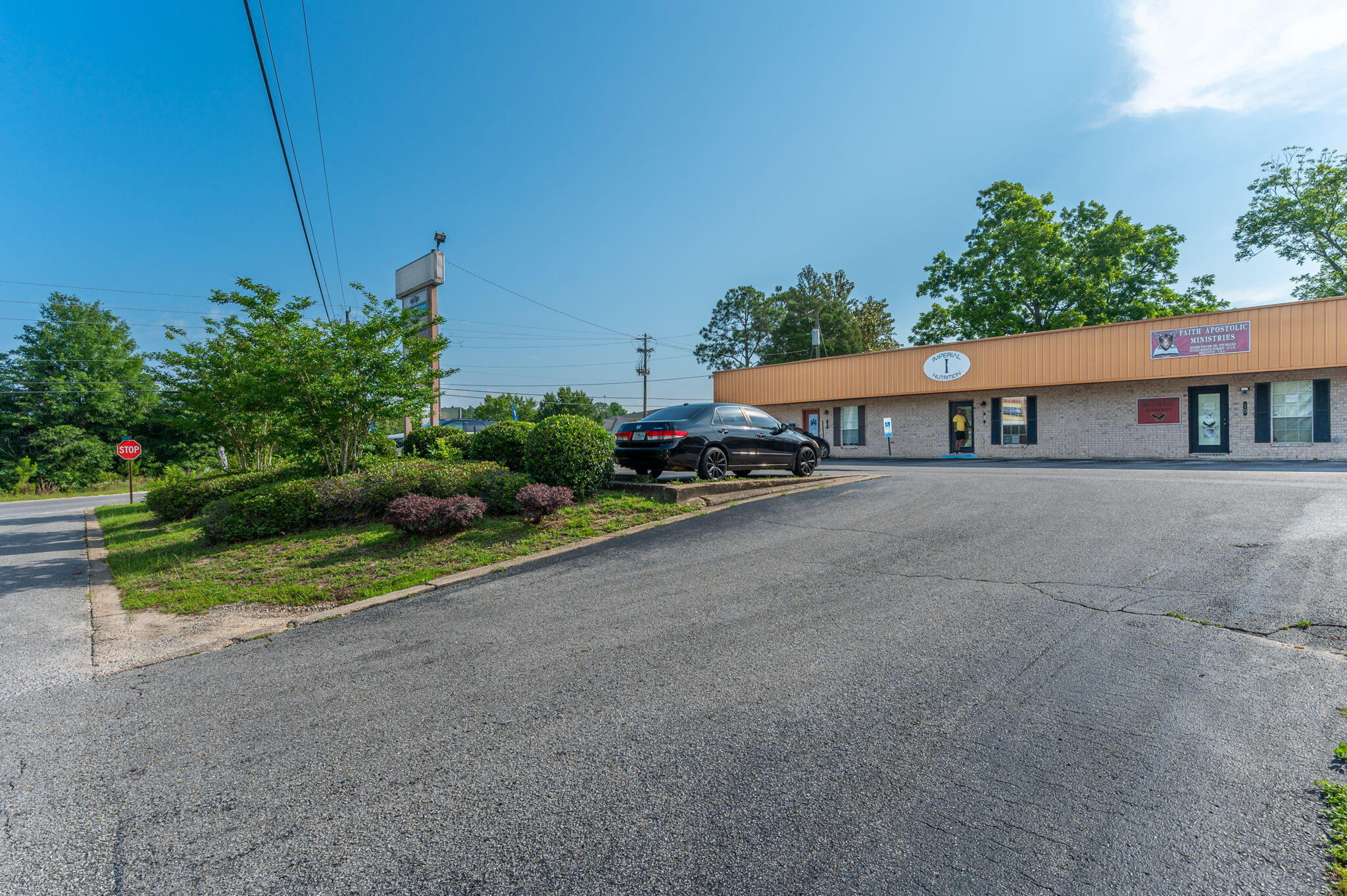 Main image without alt text