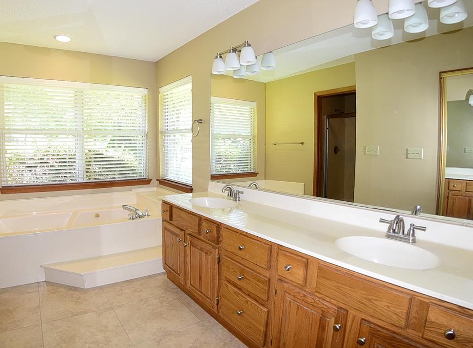 ROCKY BAYOU COUNTRY CLUB ESTATES 8 - Residential Lease